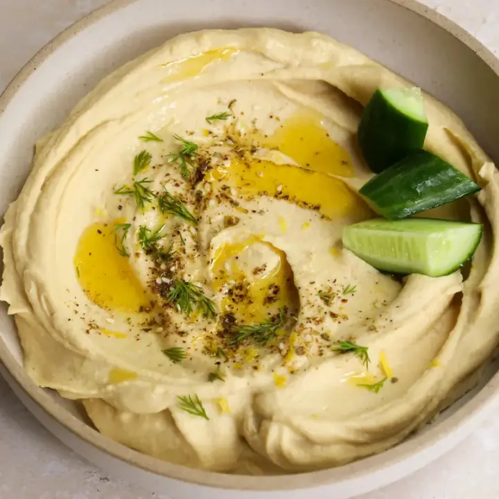 Zeytinyağlı humus ve salatalık dilimleri